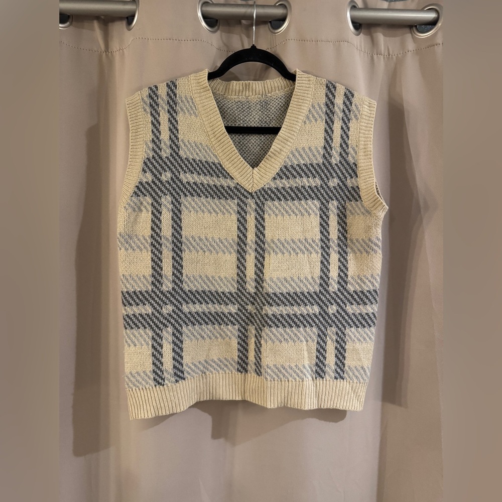 Source Unknown Cream & Gray Plaid V-Neck Knit Vest